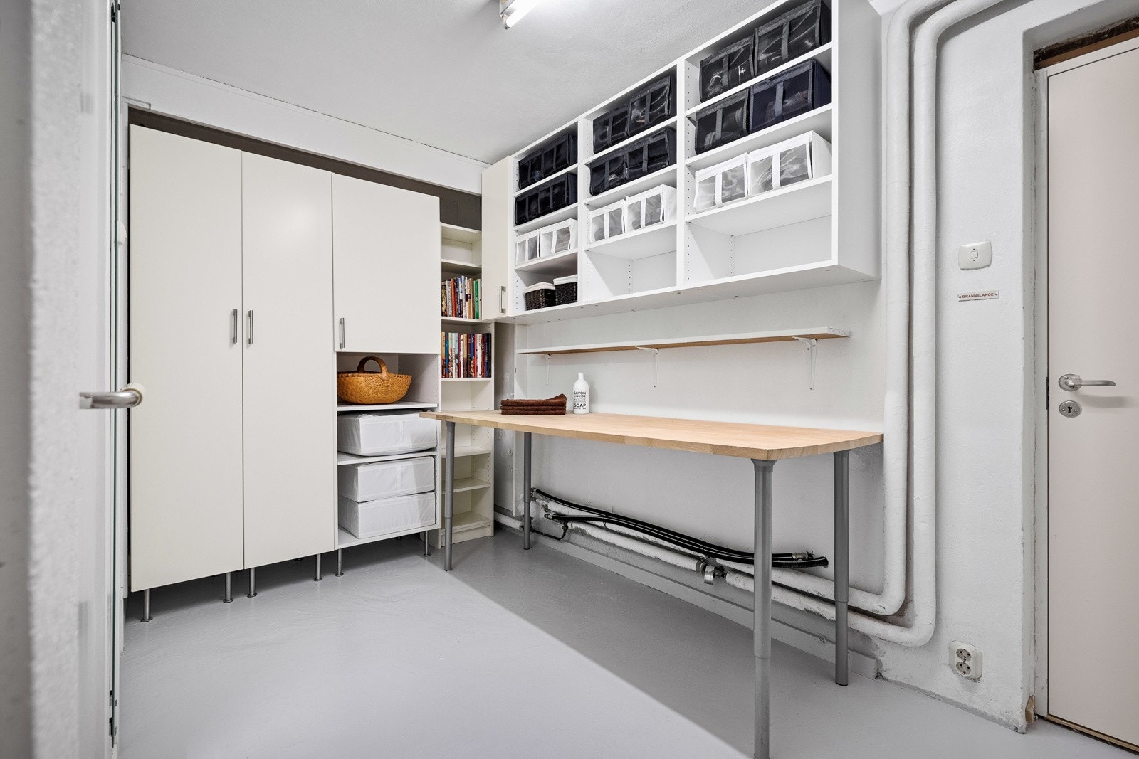 I underetasjen er det i tilegg til vaskerom, også et teknisk rom, et arbeidsrom og to mindre boder. Disse rommene/bodene gir gode oppbevaringsmuligheter. Galleribilde