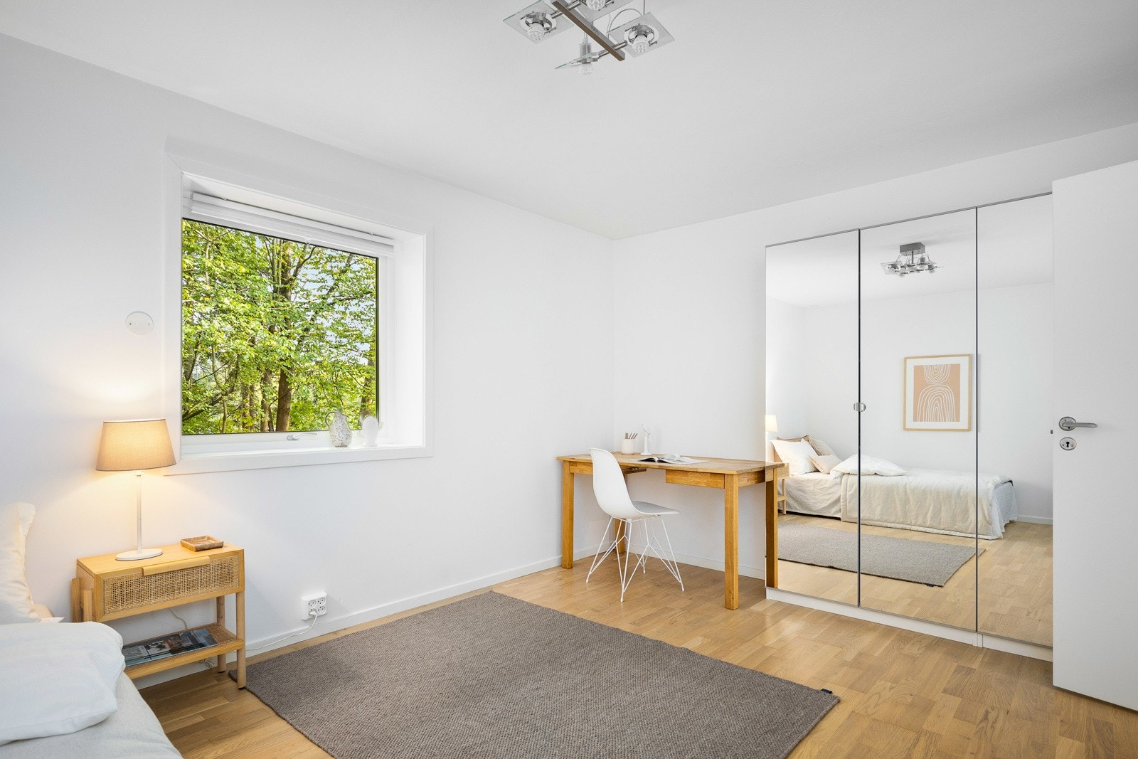 De tre soverommene som i dag er innredet med seng, har alle garderobeskap til oppbevaring av klær. Galleribilde