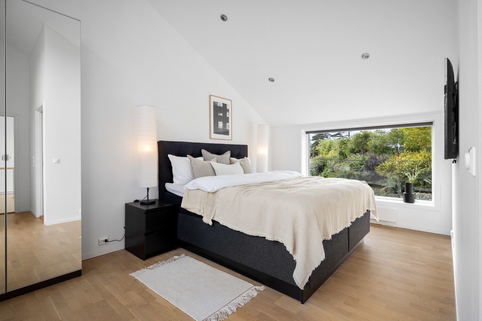 Rommet har parkett på gulvet, er malt i lys tone og har downlights i taket. Det er et stort garderobeskap på rommet, til oppbevaring. Galleribilde