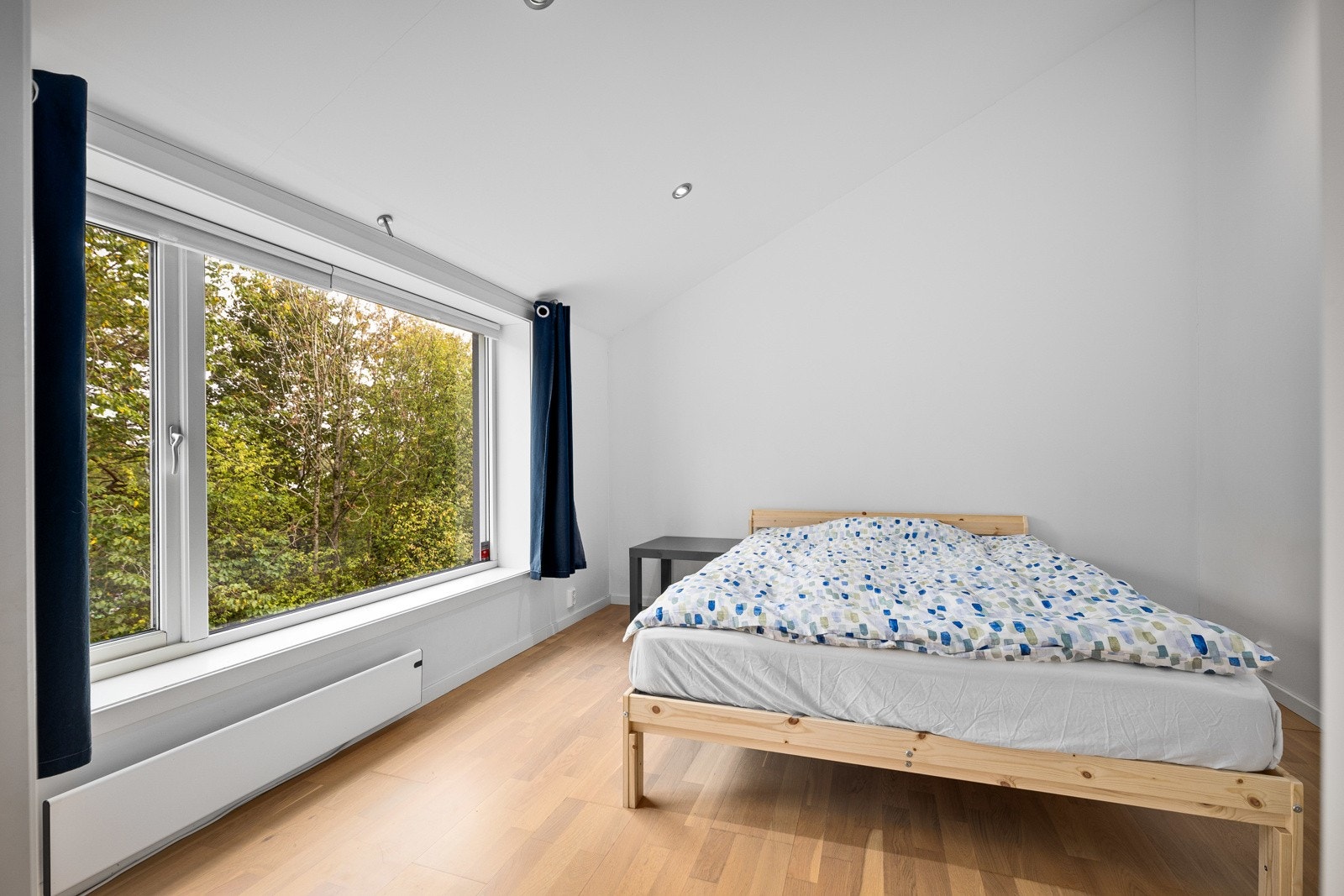 Etasjen byr på to romslige soverom. Soverommene er begge gode i størrelsen og gir mulighet for dobbeltseng om dette er ønskelig. Det er også plass til annet møblement en måtte ønske, som f.eks kommode, skap, pult, nattbord osv. Galleribilde