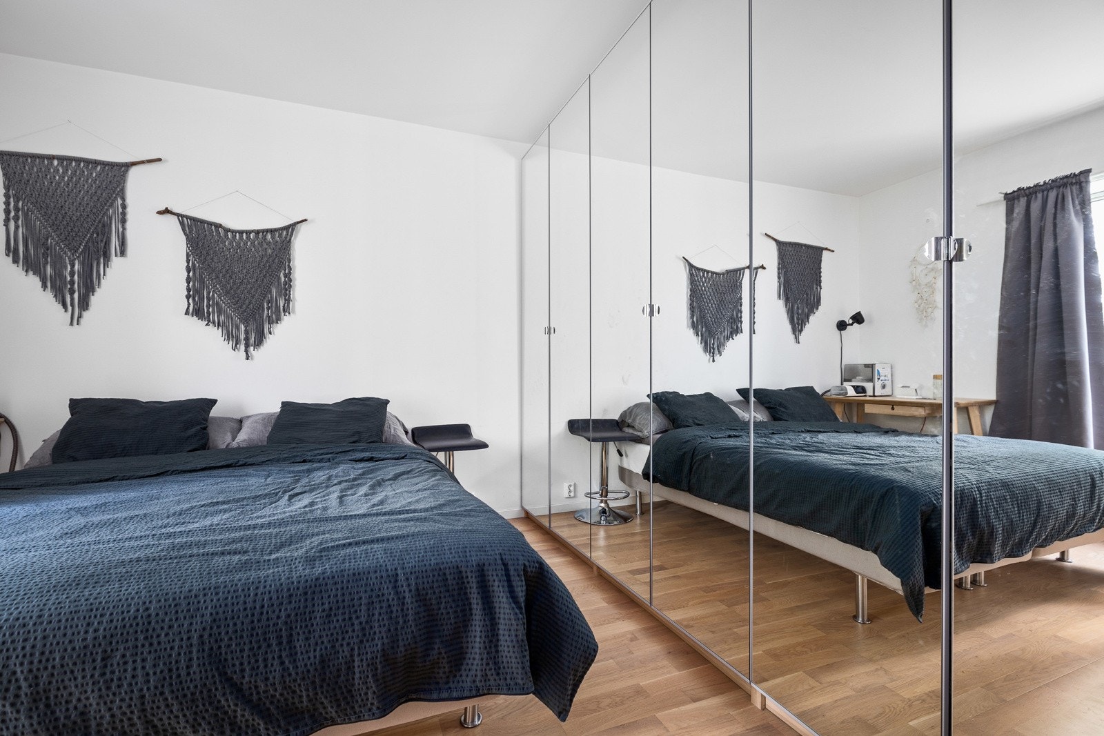 I etasjen finnes det to soverom. Et stort og romslig soverom og et som er litt mindre i størrelsen. Hovedsoverommet har plass til stor dobbeltseng og annet ønskelig møblement. Rommet har et stort garderobeskap. Galleribilde