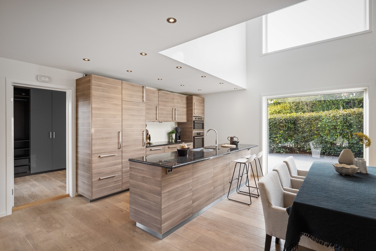 Kjøkkenet har en kjøkkenøy i samme stil som kjøkkenet. Denne bidrar til ekstra oppbevaringsmuligheter, plass til matlagning, baking og ikke minst kan man innrede med barstoler på den ene siden av øyen. Galleribilde