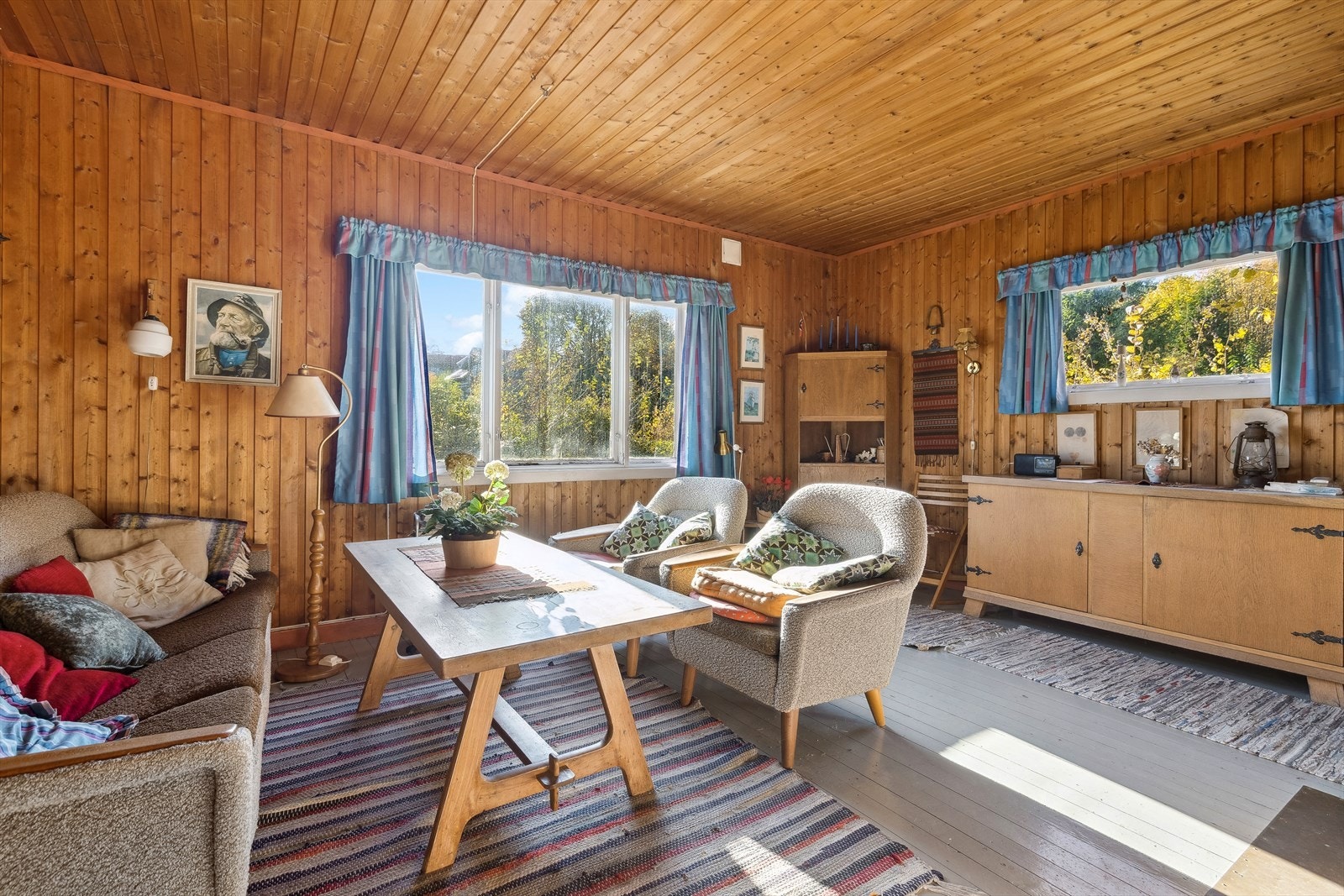 For de kaldere dagene er det i stuen installert både åpen plassbygget peis og vedovn på ildfast plate. Galleribilde