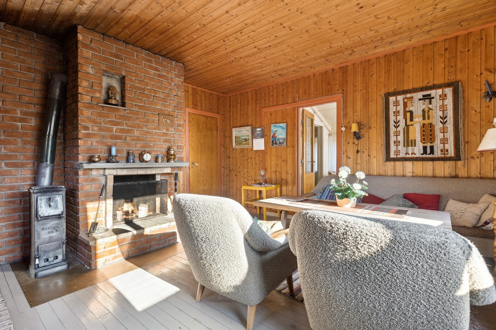 Fritidsboligen inneholder entré, toalettrom, to soverom, kjøkken og stue. Galleribilde