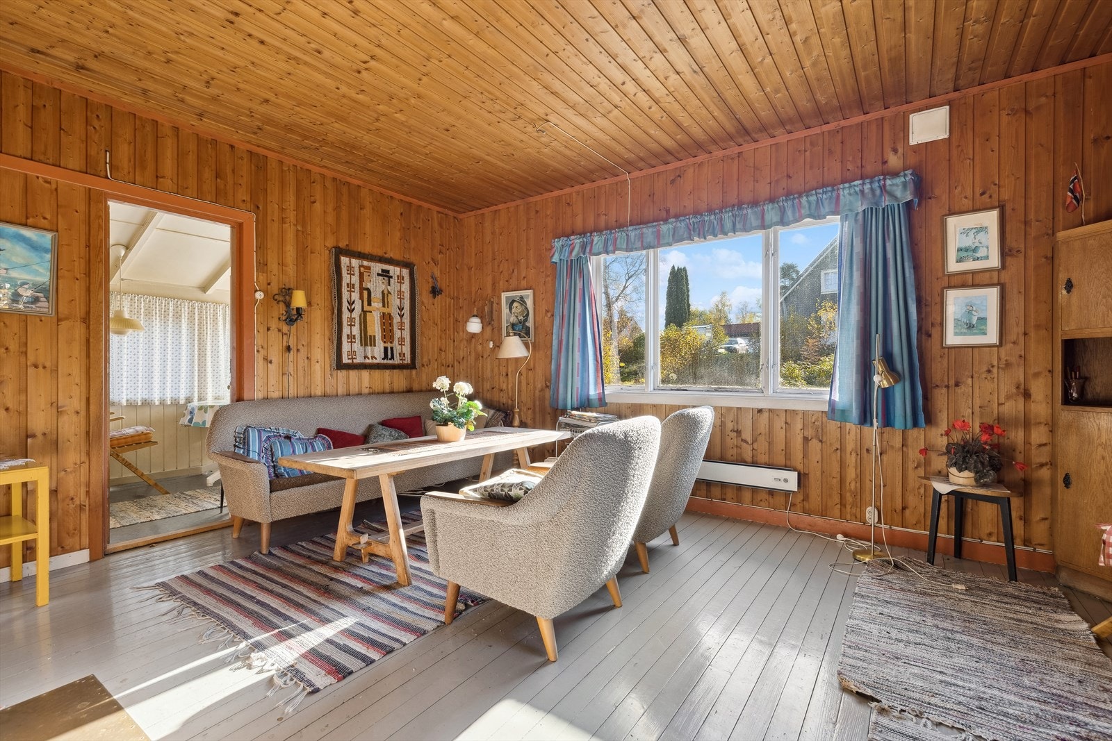 Fritidsboligen er innredet over ett plan. Galleribilde