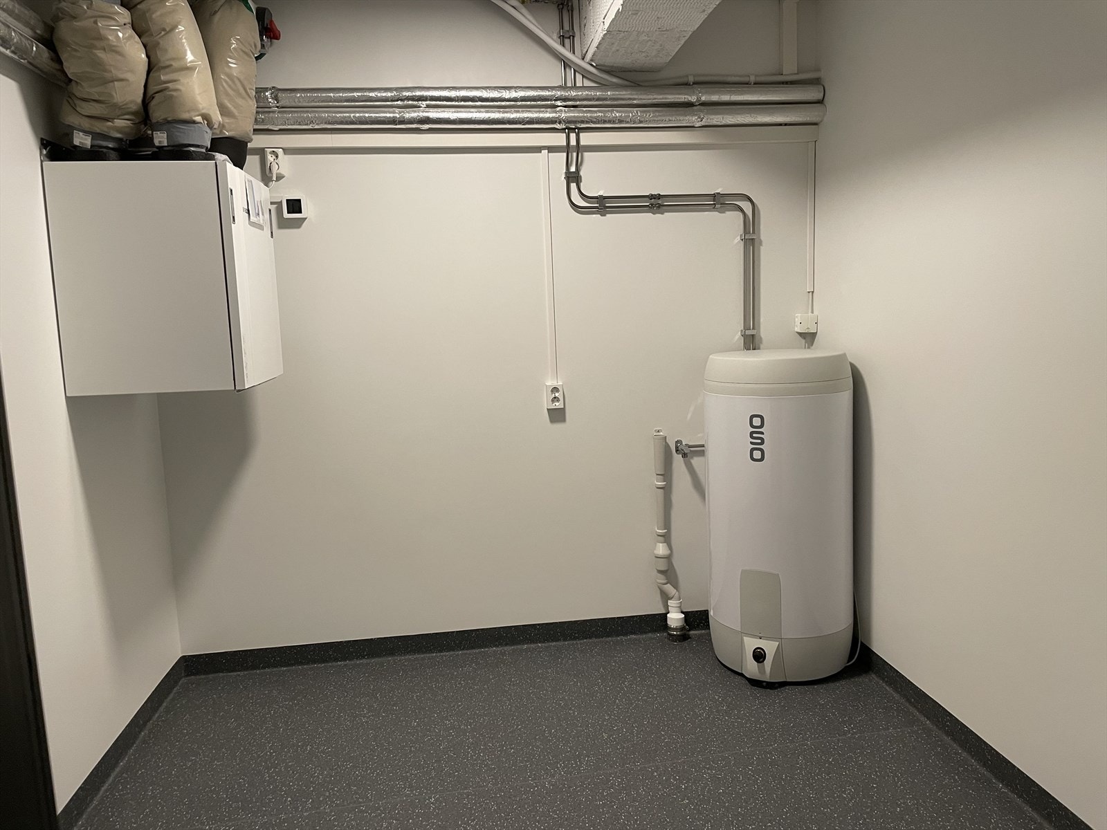 Stor innvendig bod med opplegg for vaskemaskin og tørketrommel. Galleribilde