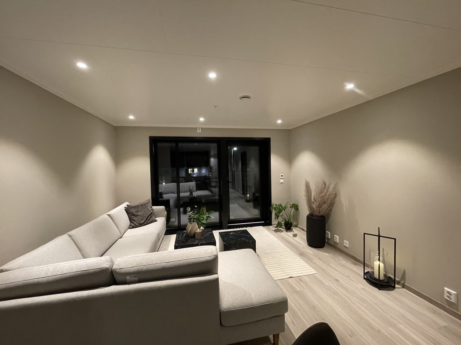 Moderne overflater og downlights i himling. Galleribilde