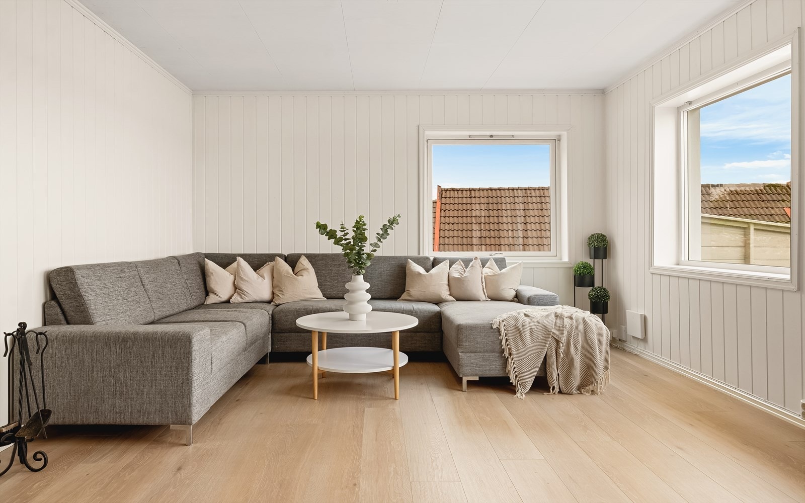 - Den romslige stuen måler hele 27,7 m² (!) - Galleribilde
