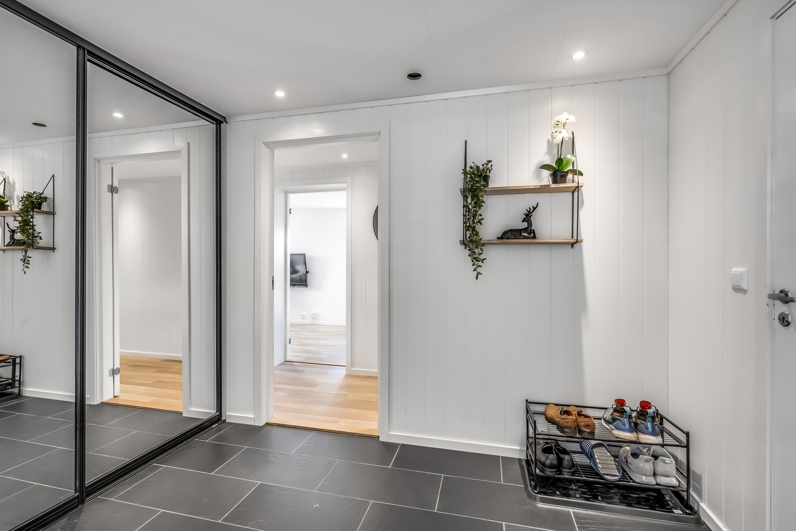 Romslig entré til leiligheten med garderobe. Galleribilde