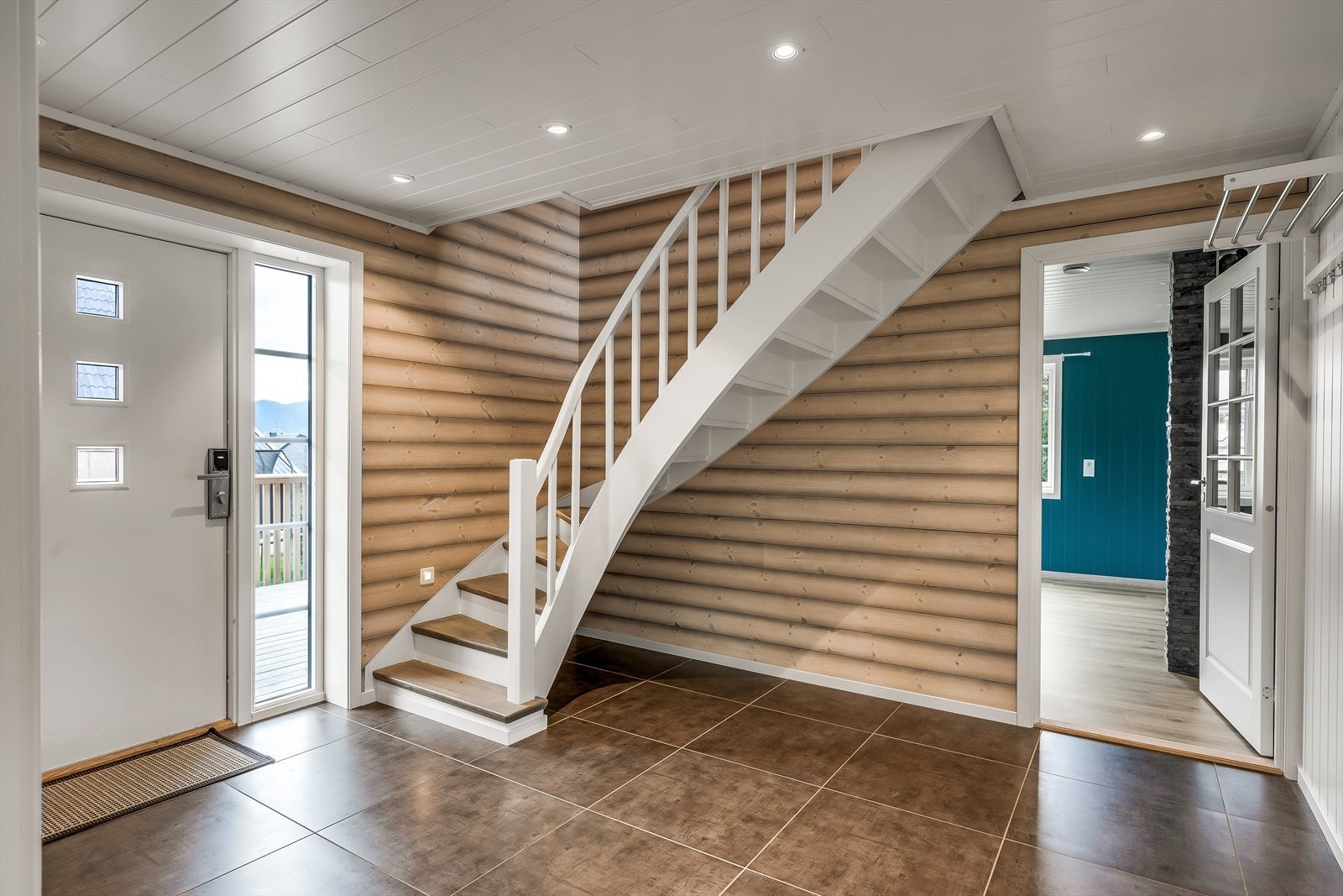 Hovedboenhet i 1.etasje inneholder det romslig hall/m trapp opp til loftsetasjen. Galleribilde