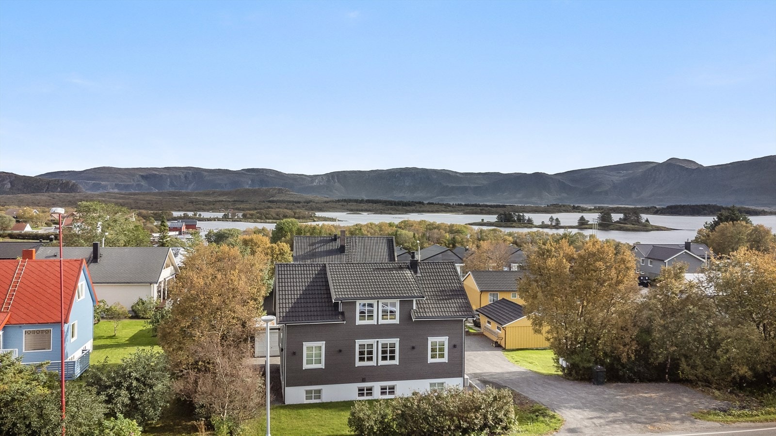 Eneboligen er opprinnelig fra 1951, men ble tilbygget og ombygget i 2011 til 2014. Samtidig som den har til dagens dato gjennomgått store renovering og påkostninger. Galleribilde