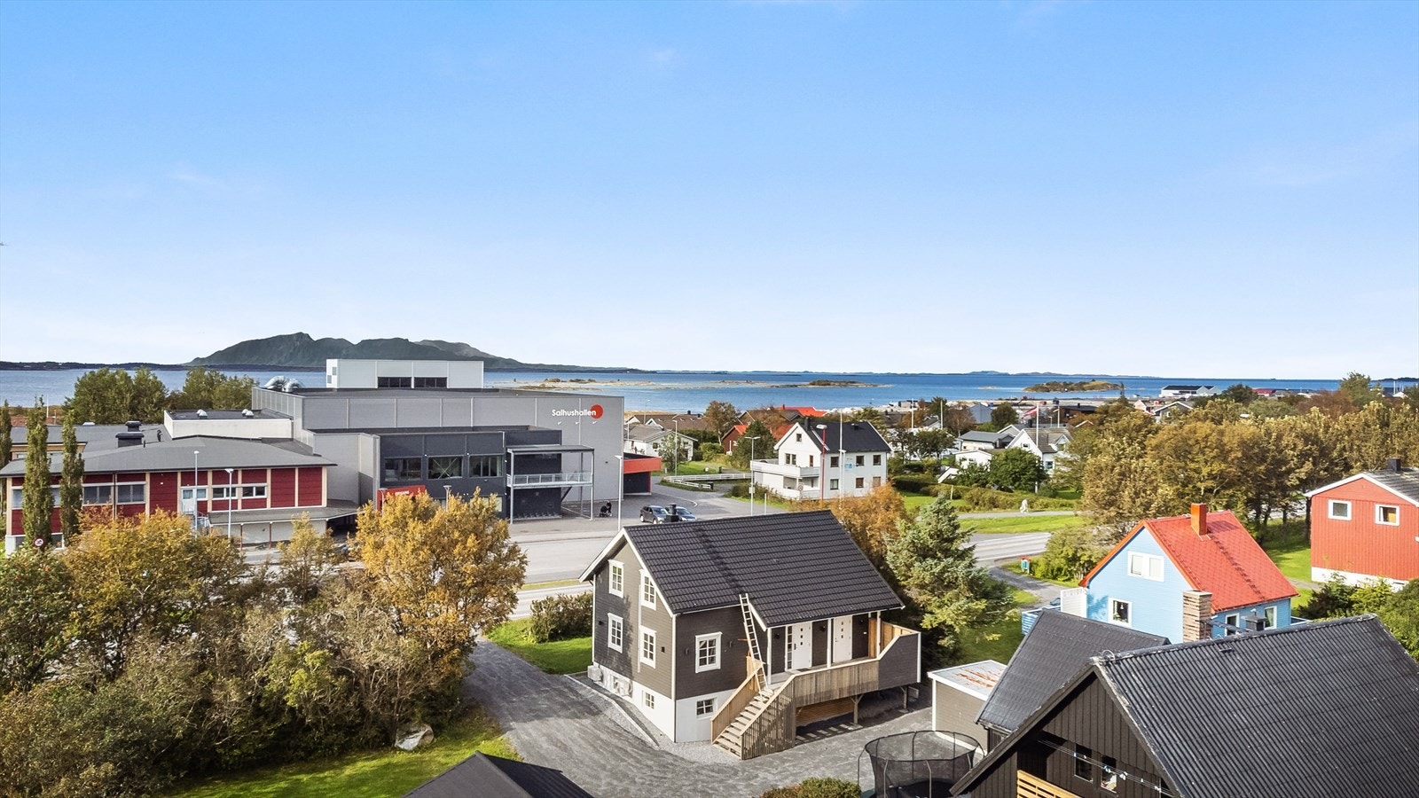 Her ser vi Salhusskolen som ligger rett over veien for boligen. Galleribilde