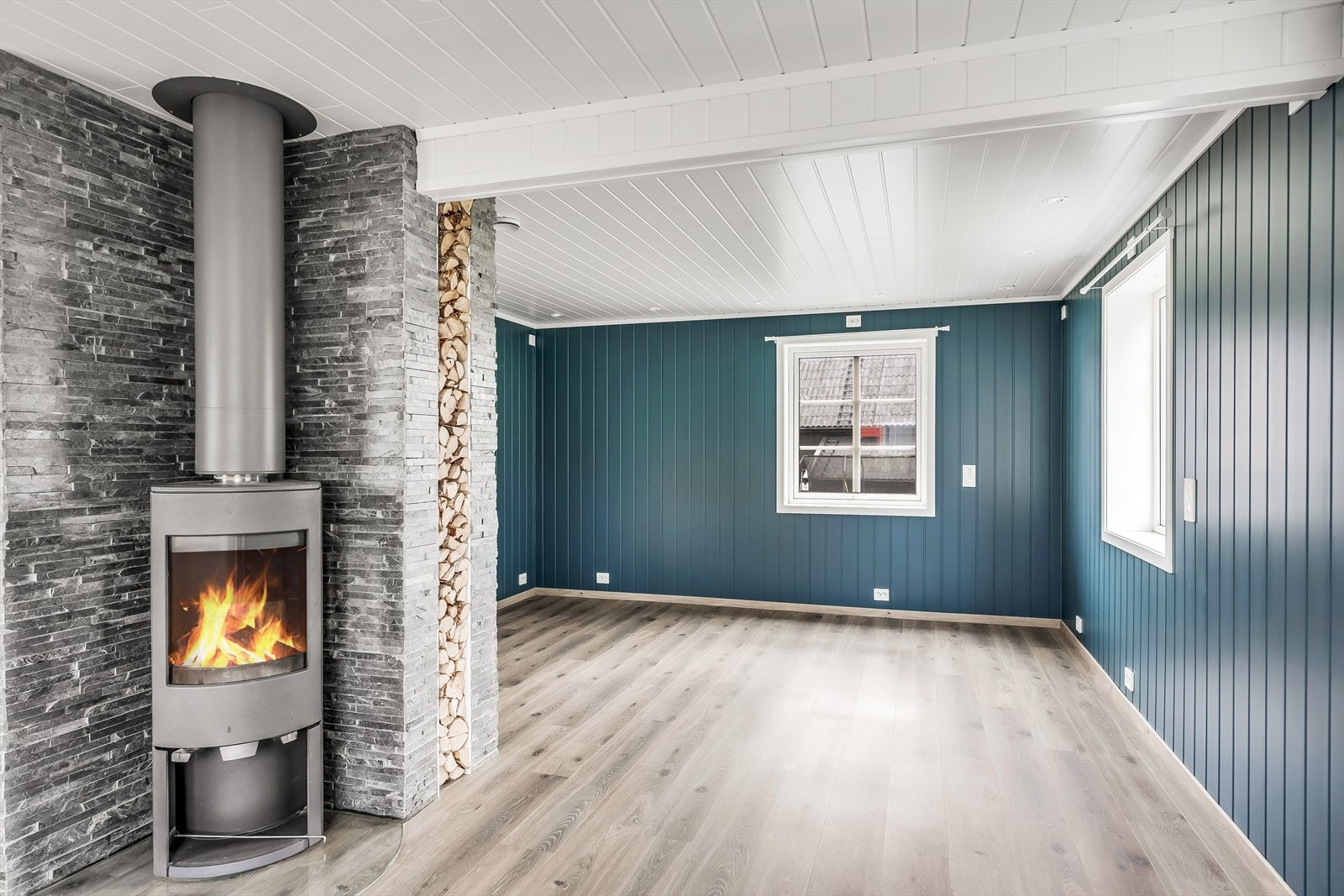 Her er det balansert ventilasjon med varmegjenvinner, varmepumpe som ble montert i 2014 og vedovn i stue med glassplate under. Galleribilde