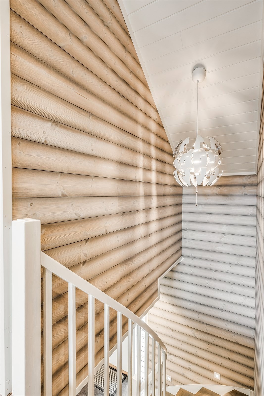 I loftetasjen inneholder 4 soverom, toalettrom og loftstue. Galleribilde