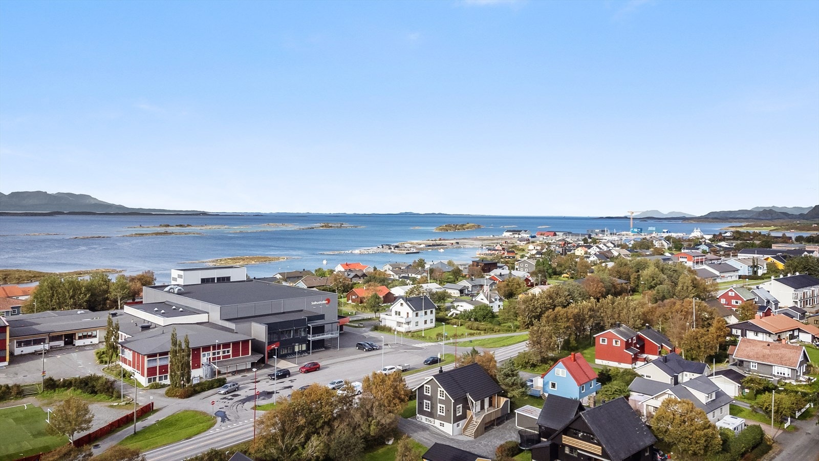 Opparbeidet innkjørsel med gode parkeringsmuligheter og plen framfor huset. Galleribilde