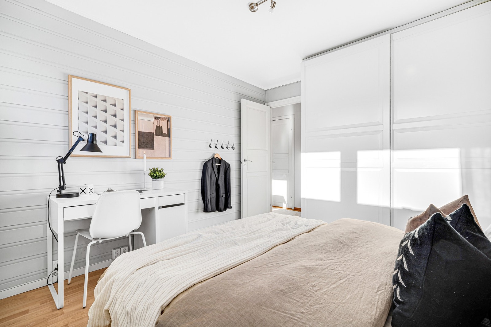 Det er god plass dobbeltseng med nattbord på hver side, samt det er innredet med en praktisk skyvdørsgarderobe. Galleribilde