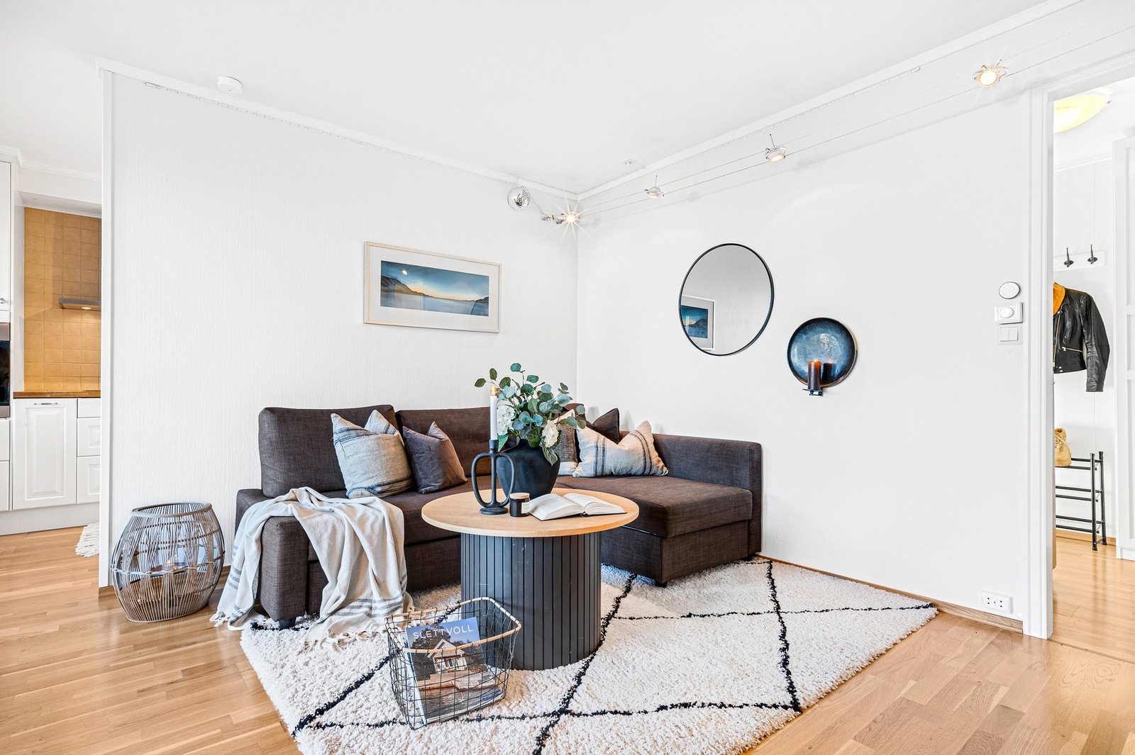 Det er forutsigbare felleskostnader med fjernvarme, varmtvann, kabel-tv og internett inkl. Galleribilde