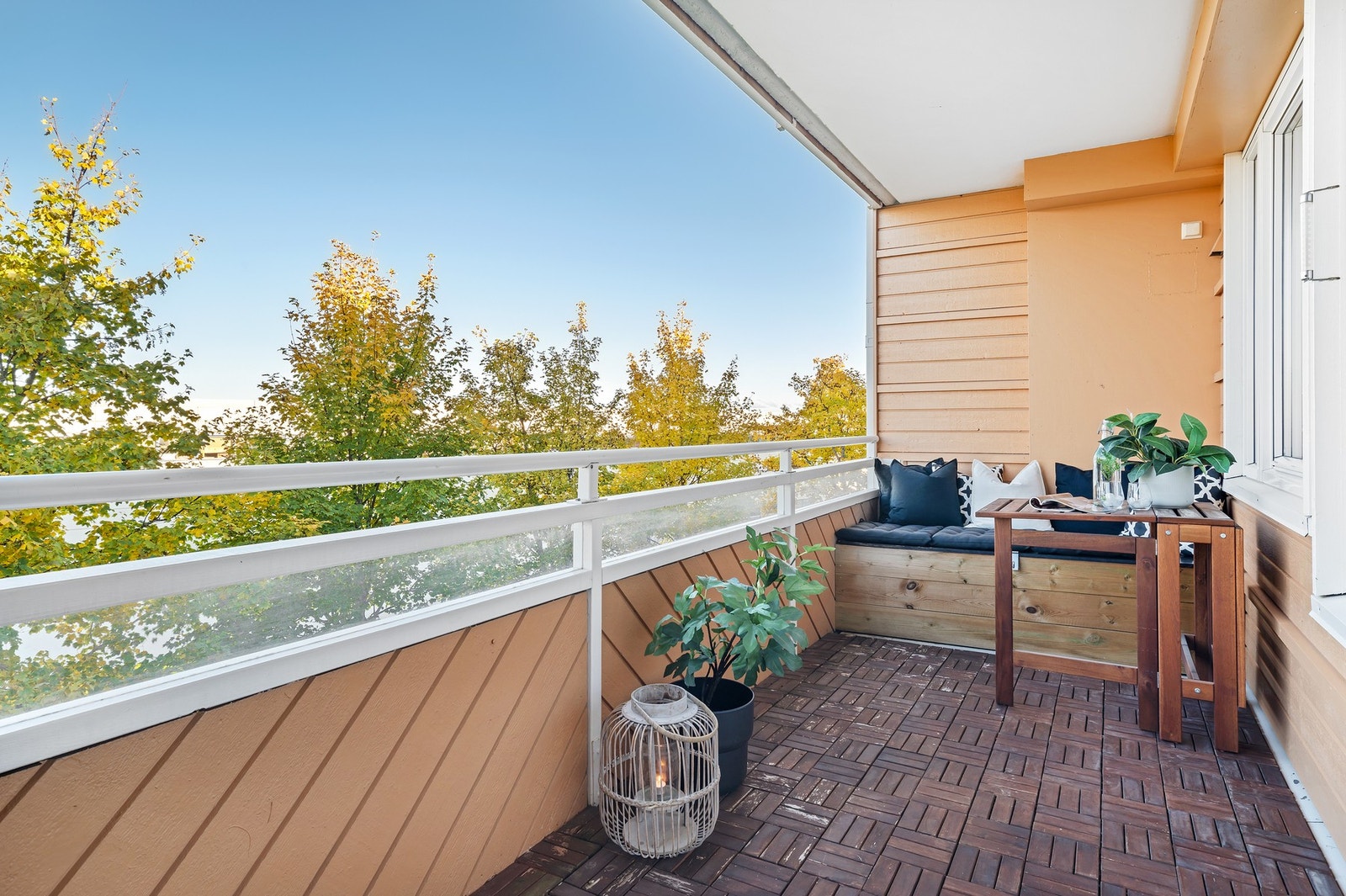 Balkongen måler 9,4 kvm, og er innredet med plassbygd sittebenk med oppbevaringsmuligheter. Galleribilde