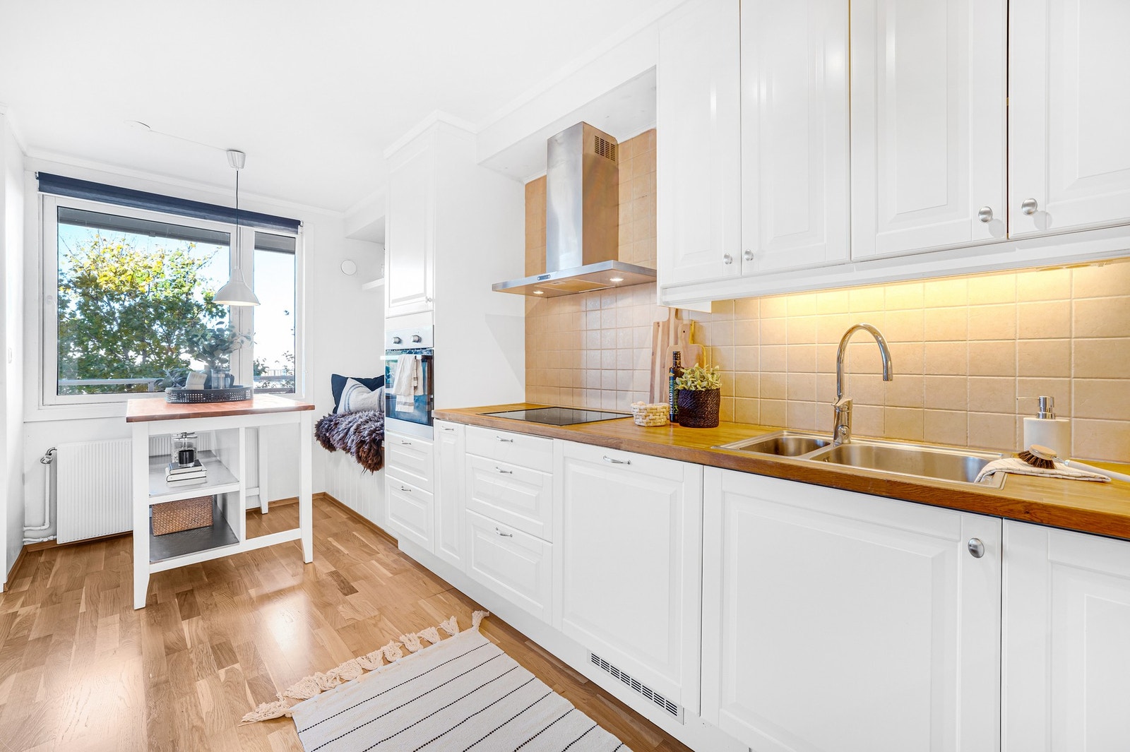 Det er plass til spisebord også på kjøkkenet, takket være delvis åpen løsning mot stue. Galleribilde