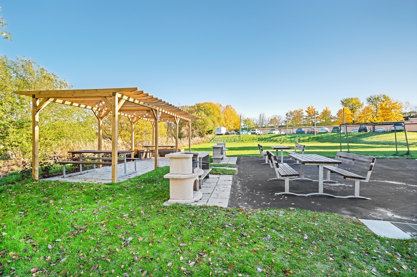 Fellesområdene er pent opparbeidet med lekeplasser og sosiale samlingspunkt med sittegrupper, benker og felles grill som alle beboere kan benytte seg av. Galleribilde