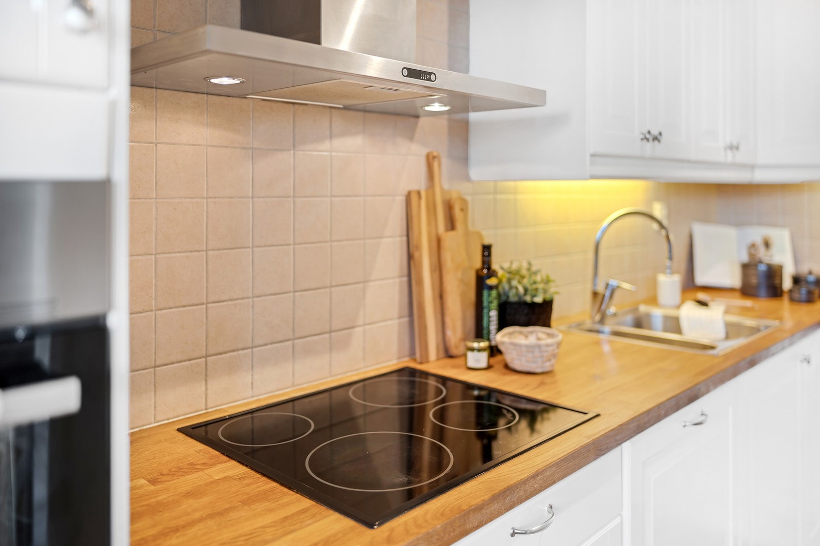 Av integrerte hvitevarer er det platetopp, stekeovn, oppvaskmaskin og kjøl/fryseskap. Galleribilde