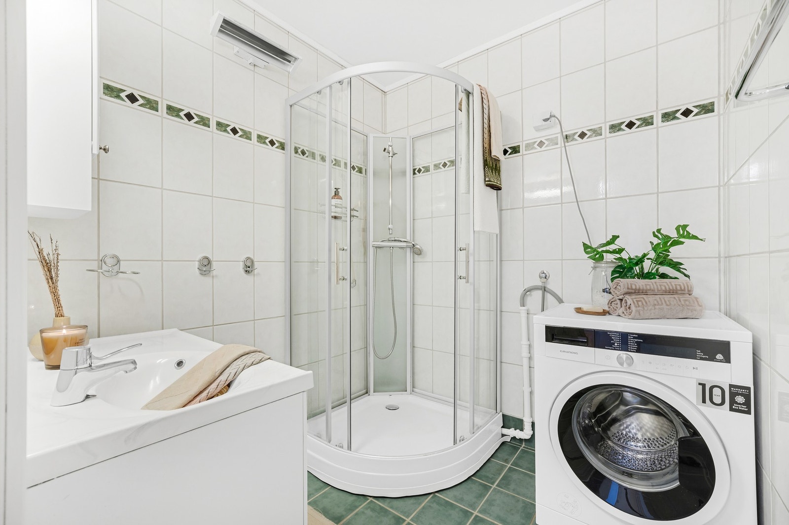 Det er innredet med dusjkabinett, baderomsinnredning med servant, speil, over- og underskap. Galleribilde