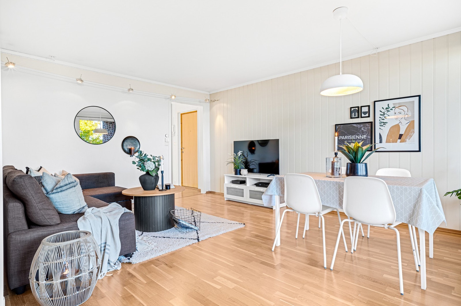 Størrelse på stue gjør det enkelt å innrede etter eget ønske. Galleribilde