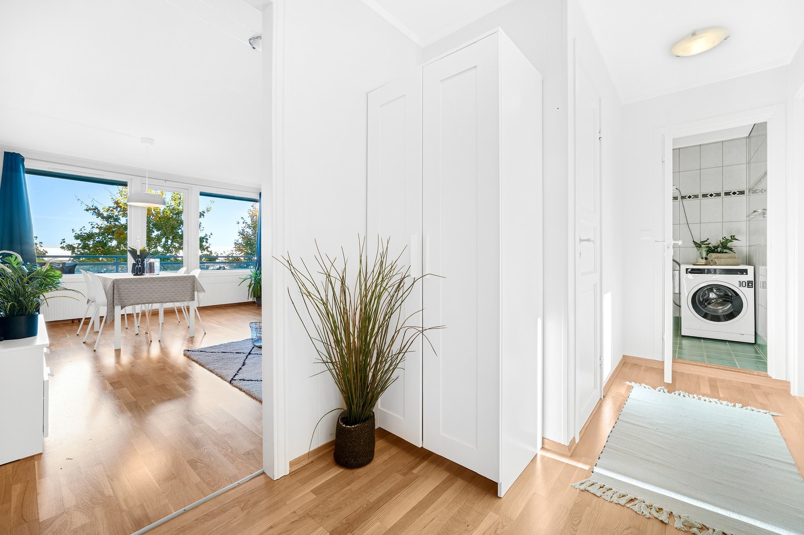 Entré har god plass til garderobeløsninger for henge fra seg alt av yttertøy og sko. Velkommen til visning! Galleribilde