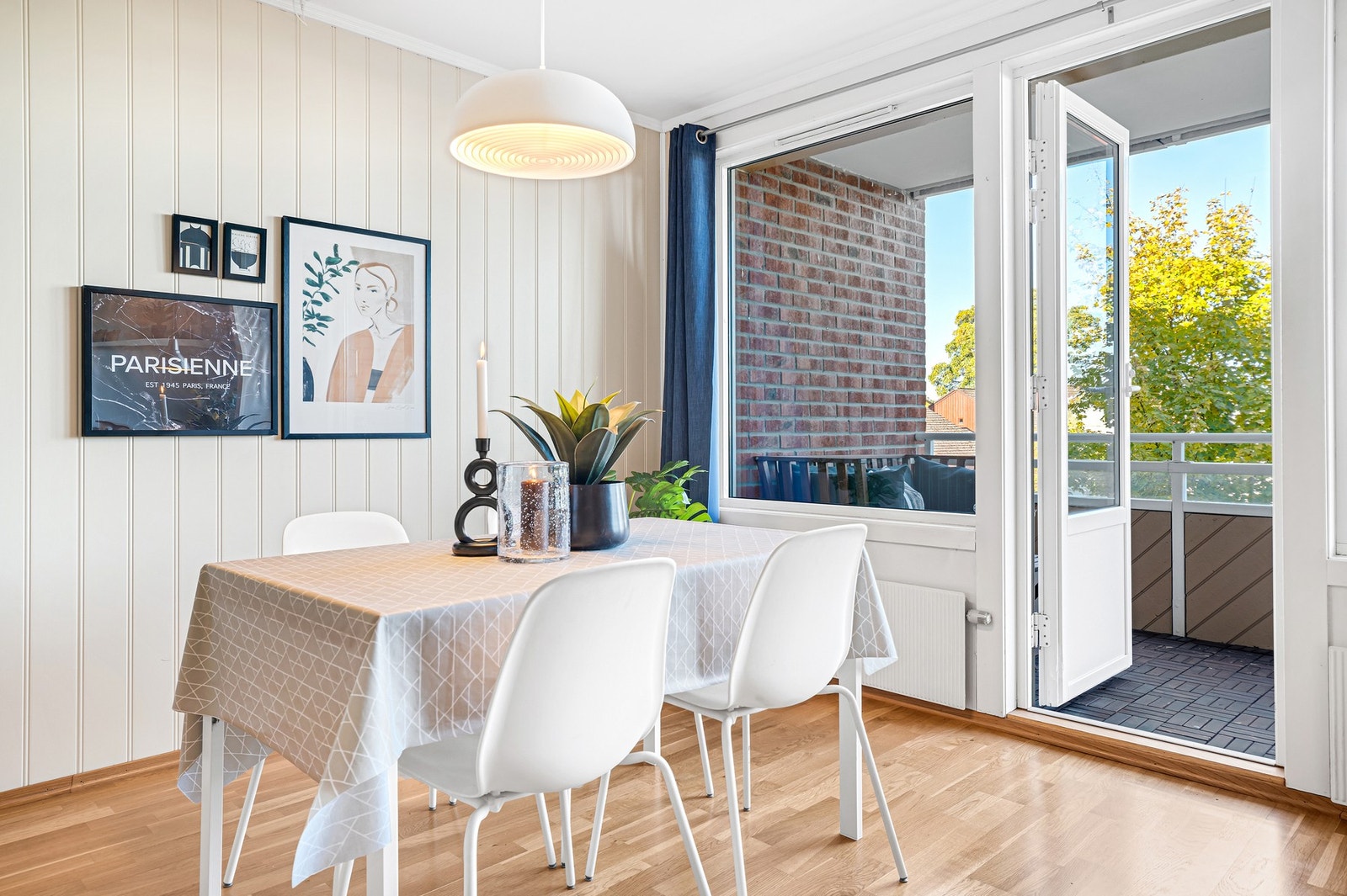 Det er både plass til en romslig sofa- og sittegruppe. Fra stue har man utgang til balkong. Galleribilde