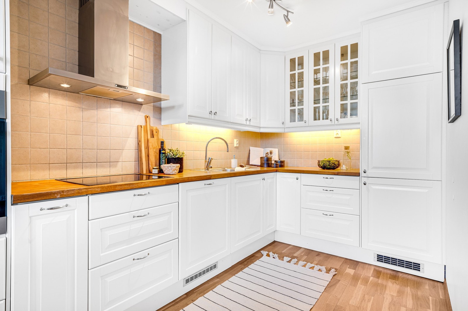 Flott og tidløst kjøkkeninnredning med profilerte fronter og heltre benkeplate. Galleribilde