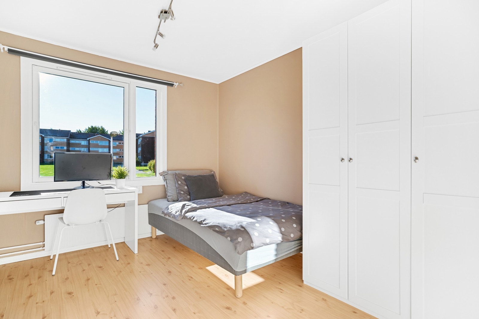 Soverom 2 måler 10.6kvm. Her er det også plass til en dobbeltseng, samt det er innredet med garderobeløsning. Galleribilde