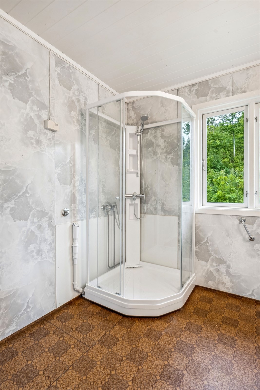 Det er opplegg til vaskemaskin på badet Galleribilde