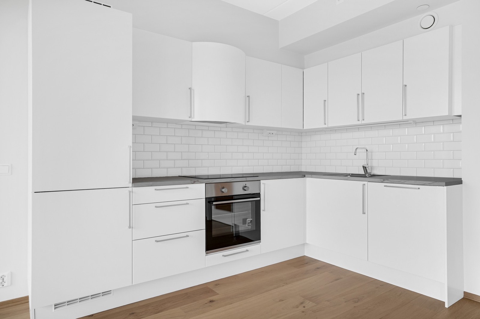 Kjøkkenet er levert av Sigdal og er utstyrt med integrerte hvitevarer fra Electrolux. Galleribilde