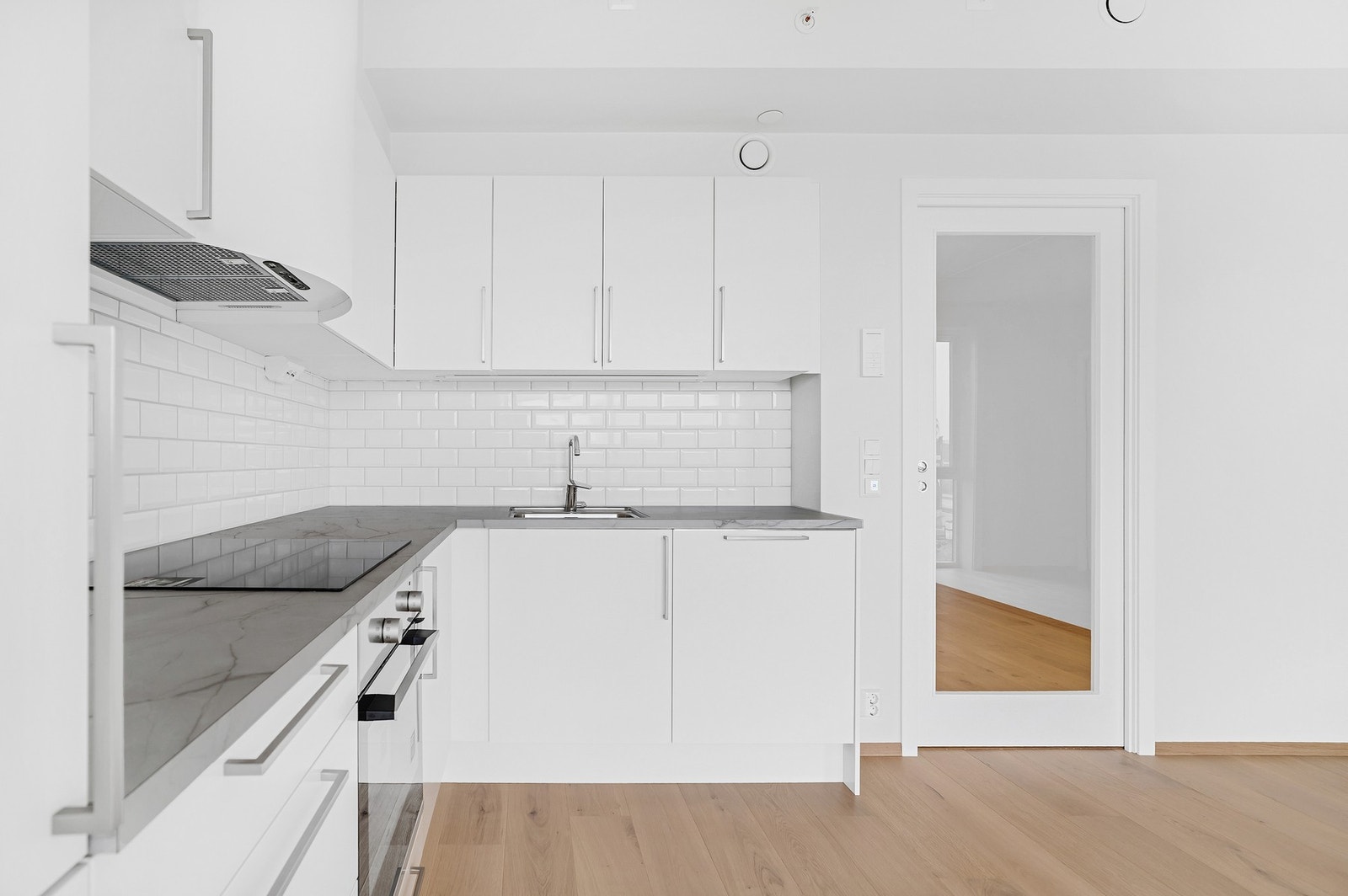 Her kan du nyte rikelig med skap og benkeplass. Galleribilde