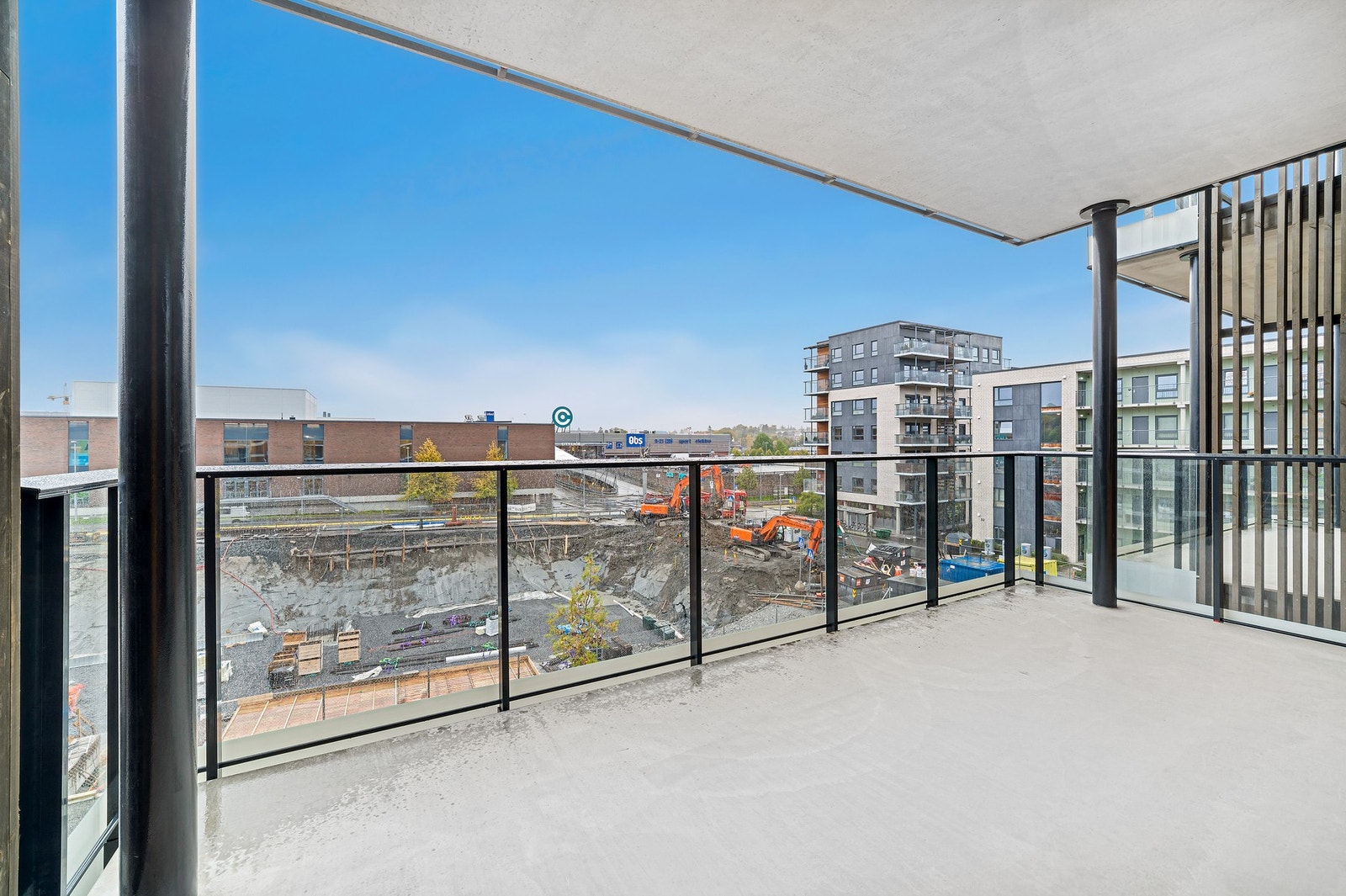Størrelsen på balkongen gir rom for etablering av sittegruppe, grill, beplanting eller annet ønskelig utemøblement. Galleribilde