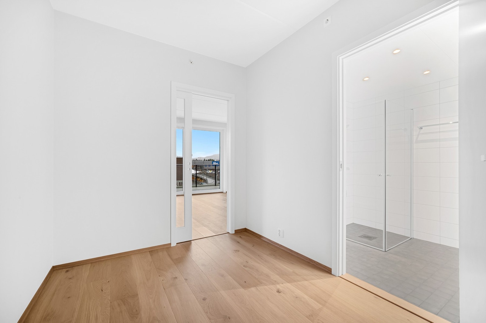 Entreen er på 7,2 kvm og har adkomst til badet, samt til stue/kjøkken gjennom skyvedør i glass. Galleribilde