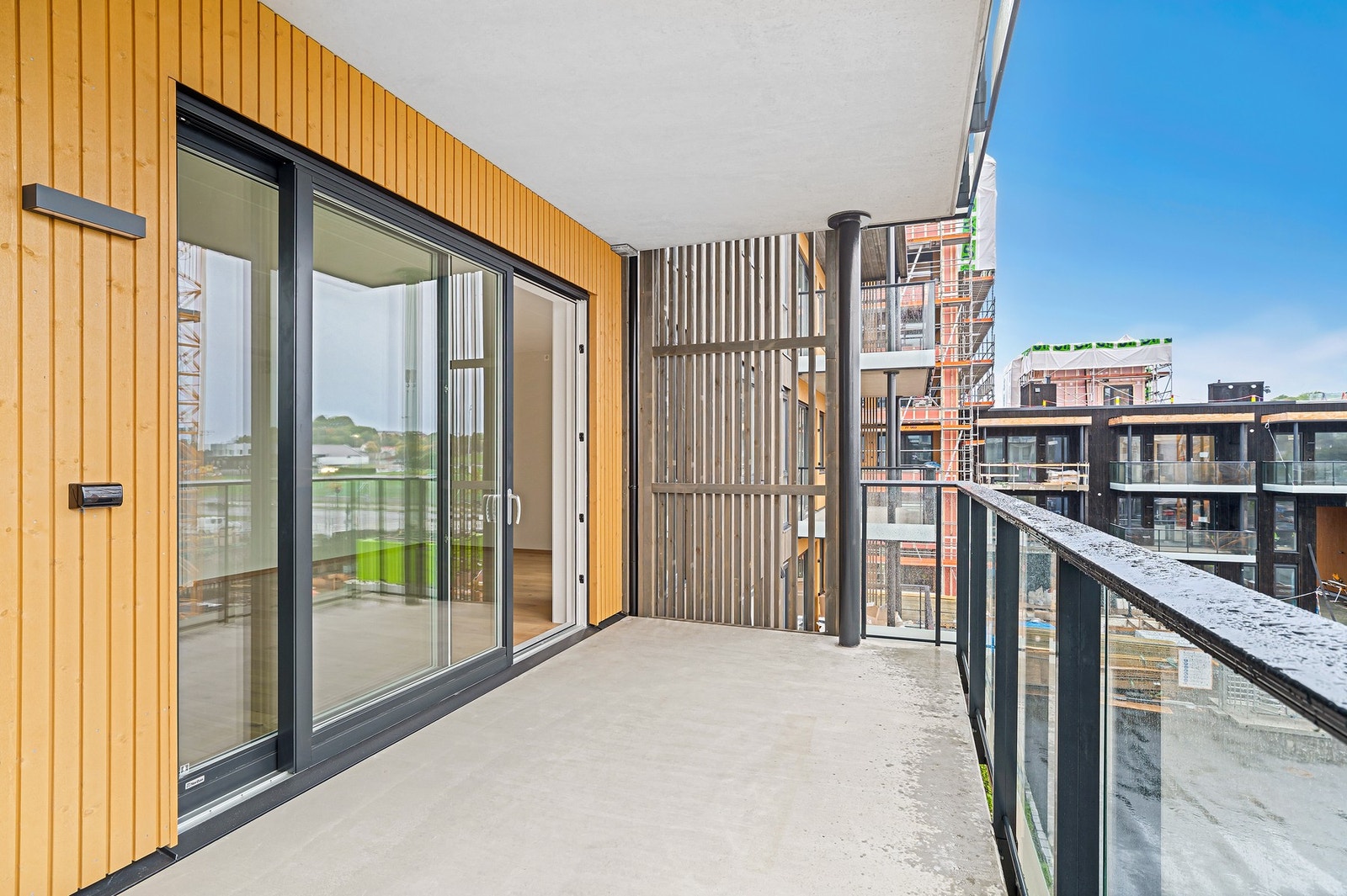 Fra stuen kommer man ut til herlig balkong på hele 13 kvm. Galleribilde