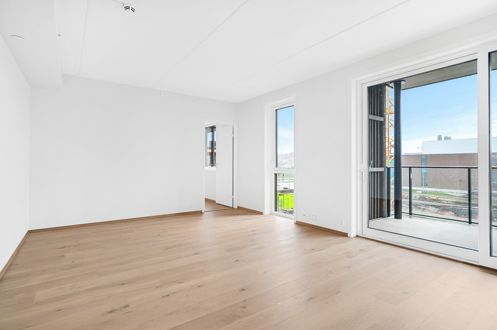 Bygget ble nylig ferdigstilt og nyter moderne fasiliteter som vannbåren gulvvarme, balansert ventilasjon og heis. Galleribilde