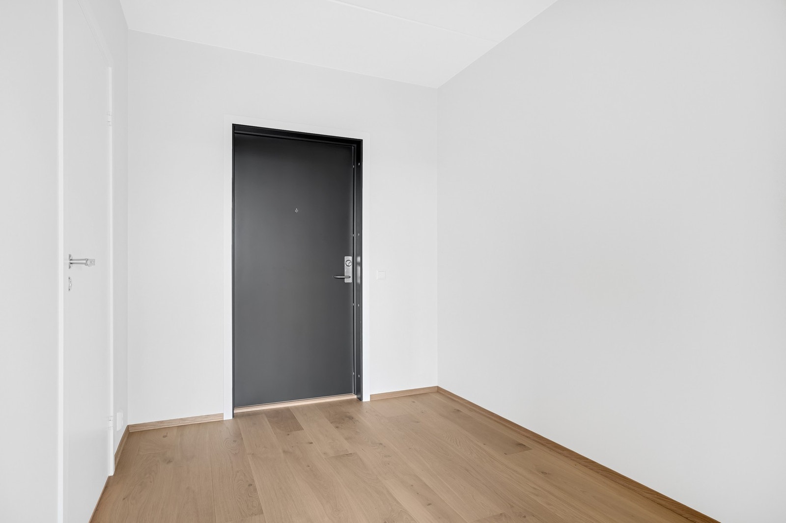 Velkommen inn! I entreen er det god plass til oppbevaring av yttertøy og sko. Galleribilde