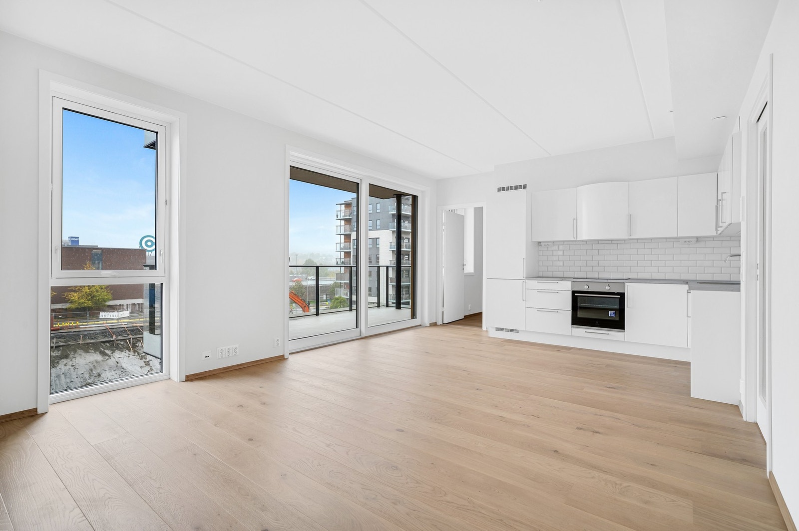 Boligens store vindusflater fyller stuen med naturlig lys. Galleribilde