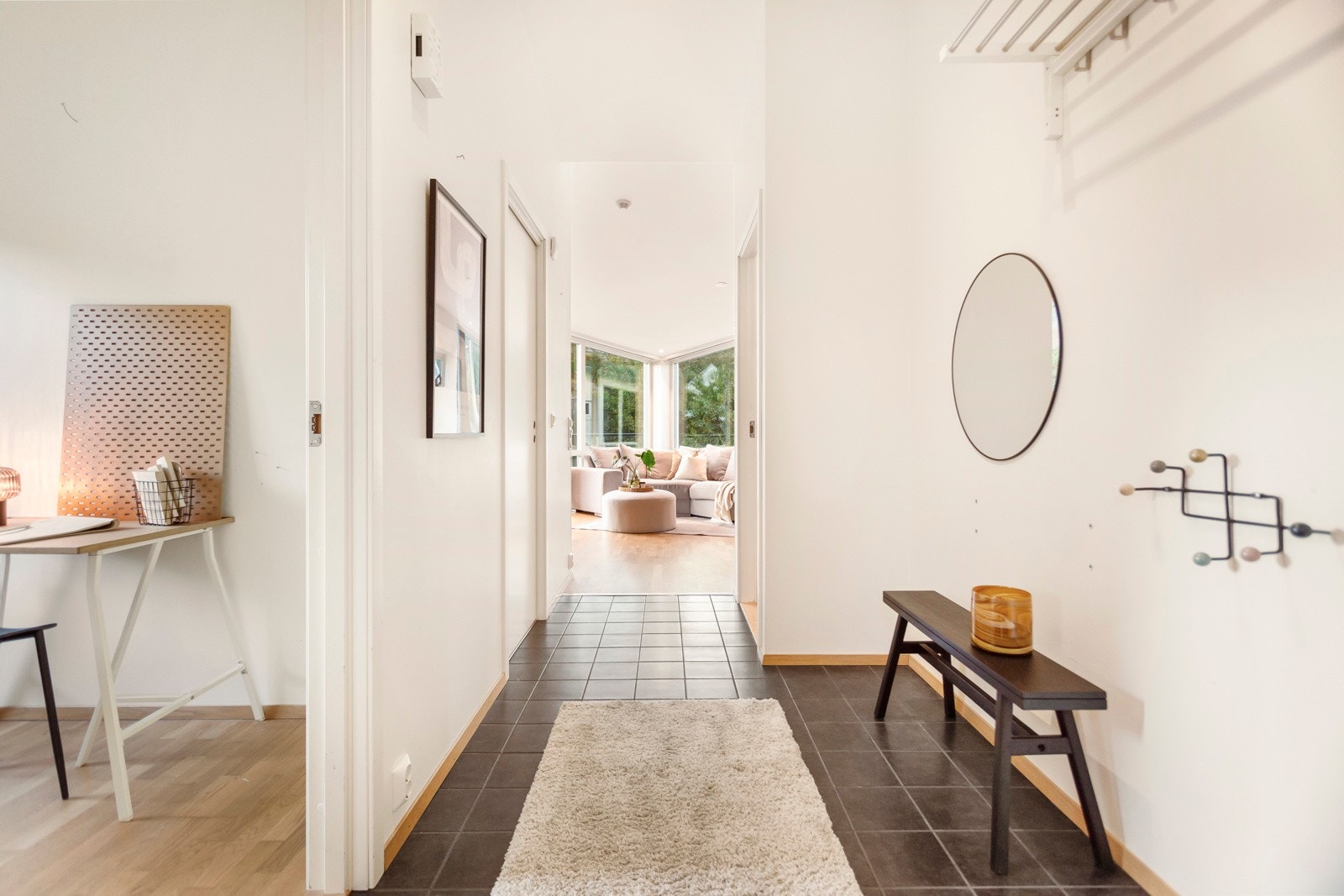 Lyst og luftig hall med mulighet for garderobe til yttertøy Galleribilde