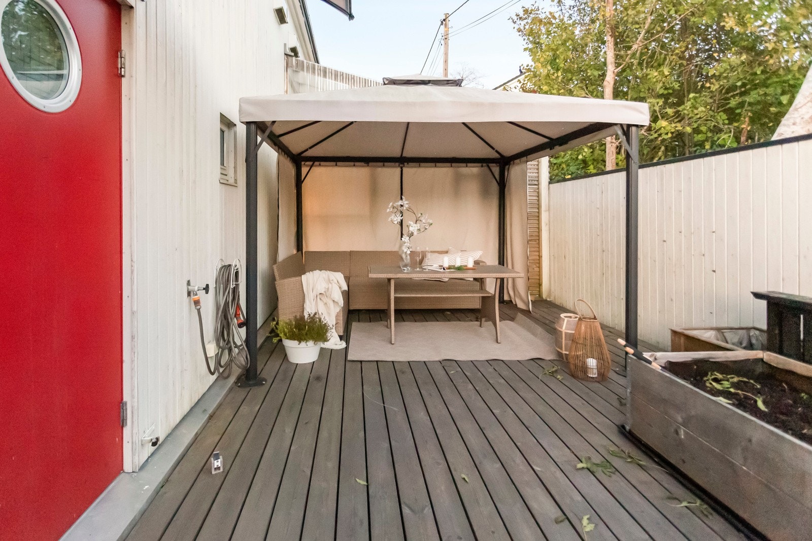 Innbydende inngangsparti med morgen og formiddagssol - praktisk pergola medfølger Galleribilde