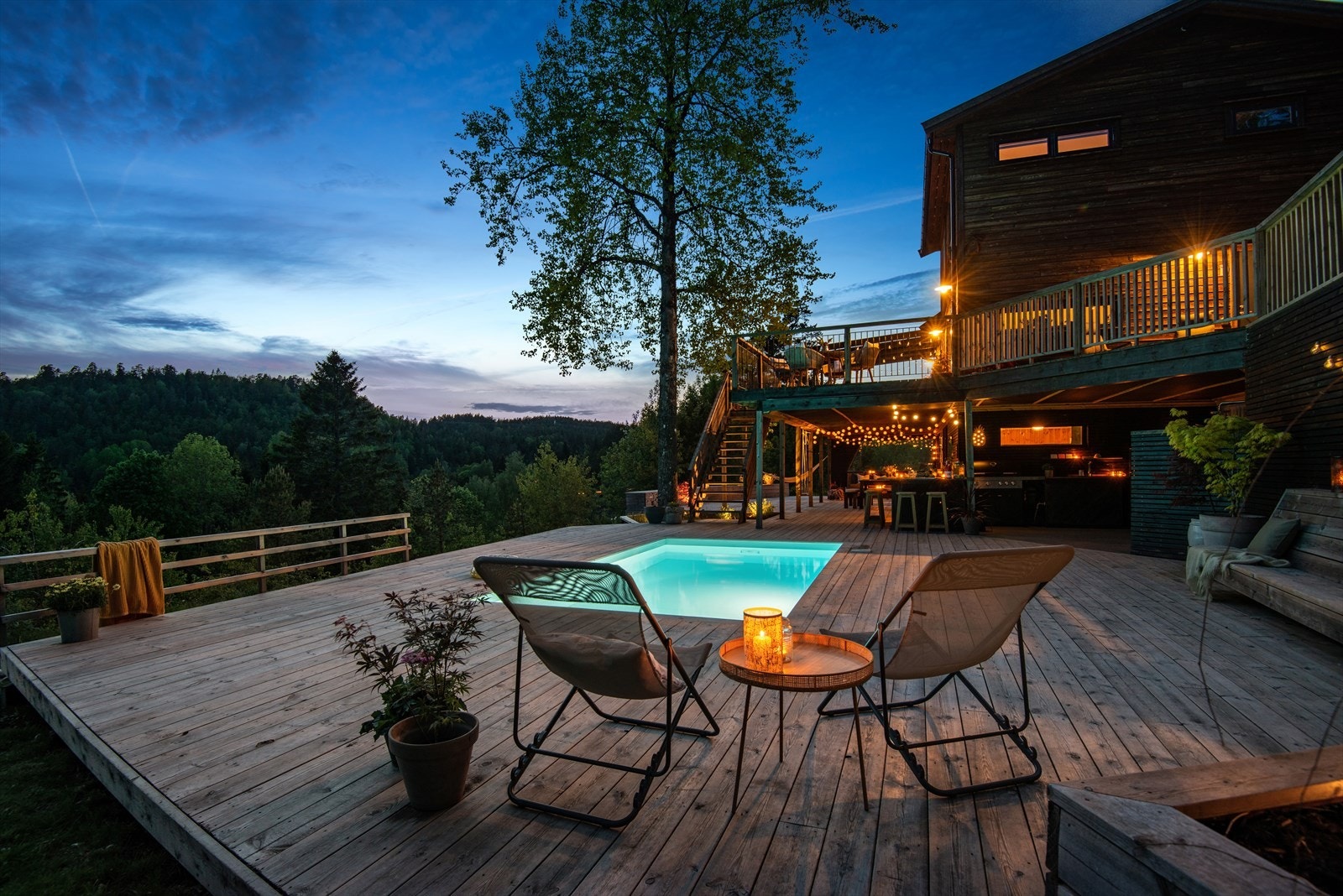 Hele sommeren er det liv ute på terrassen - badebassenget er godt isolert og holder 27 grader. Galleribilde