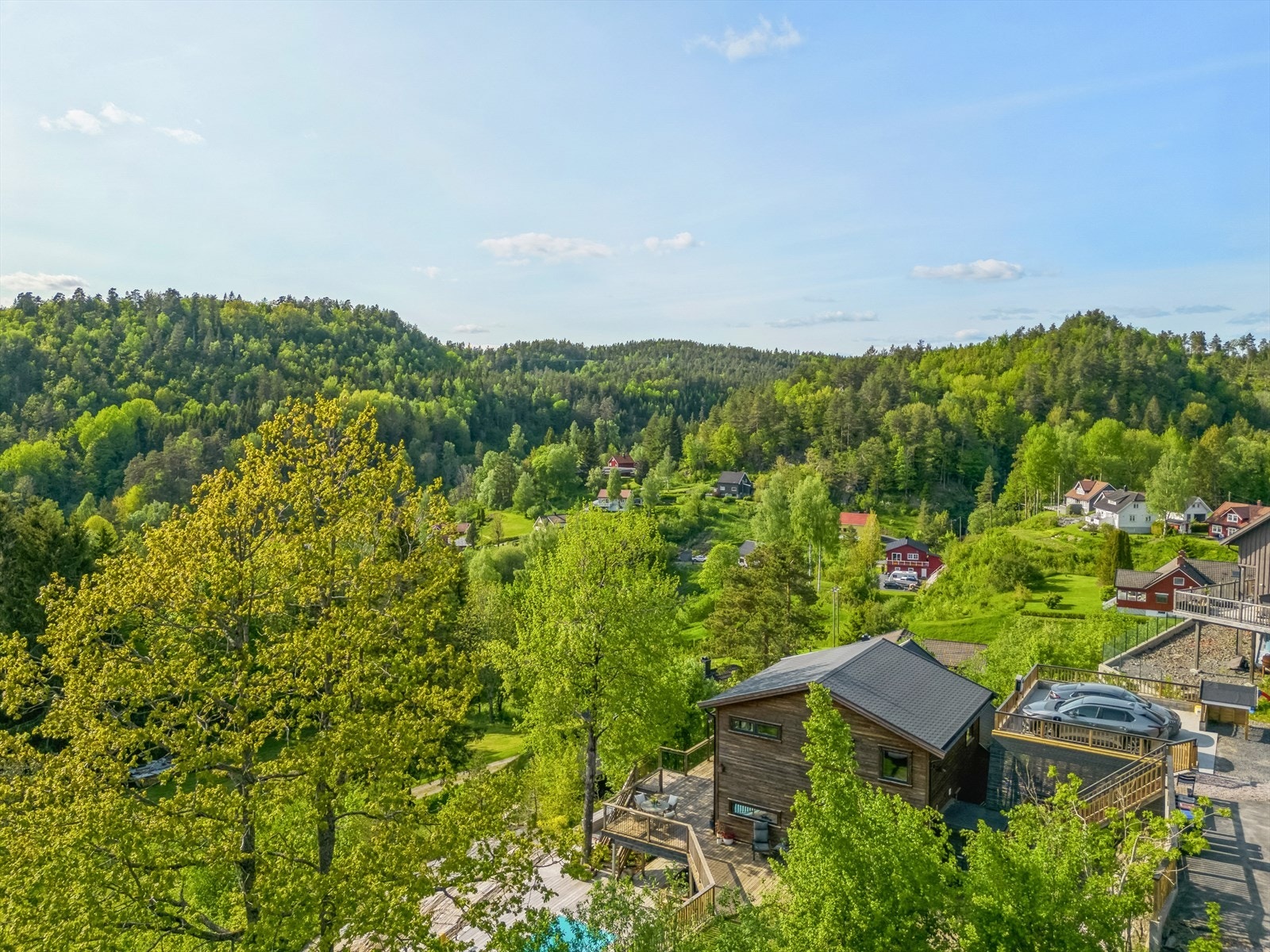 Pent opparbeidet uteområde i et naturskjønne omgivelser. Galleribilde