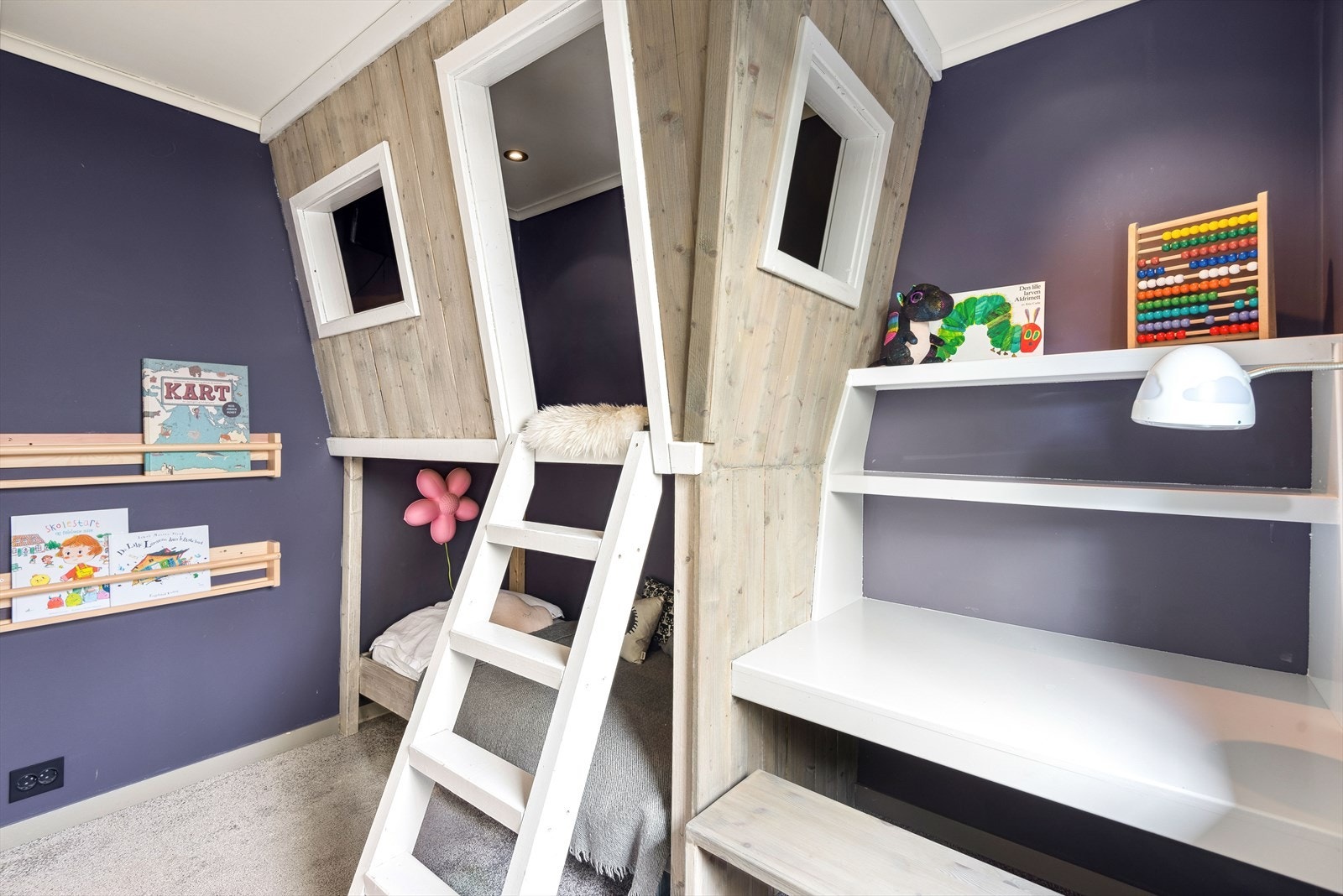 Innebygd skrivebord for å gjøre lekser. Galleribilde