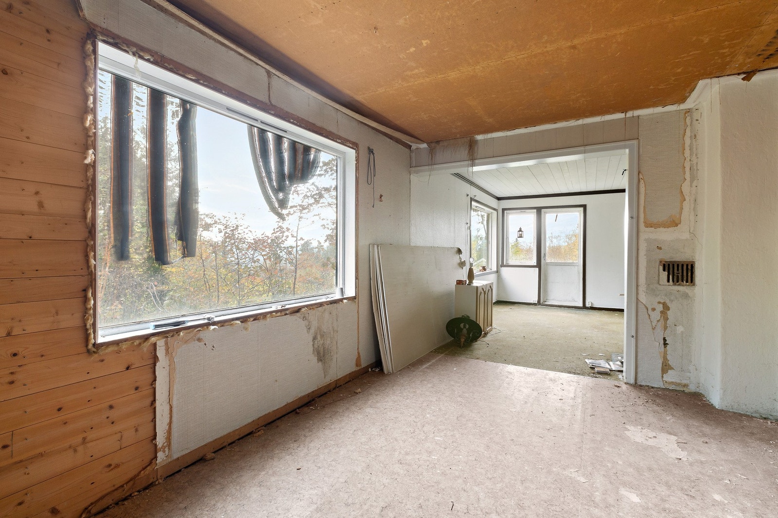 Stue - Innvendig er boligen delvis klargjort for renovering. Galleribilde