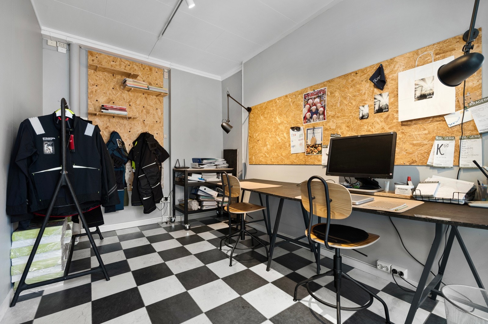 I første etasje har hovedbygget tre kontorer, og det midterste har god plass til flere kontorplasser. Galleribilde