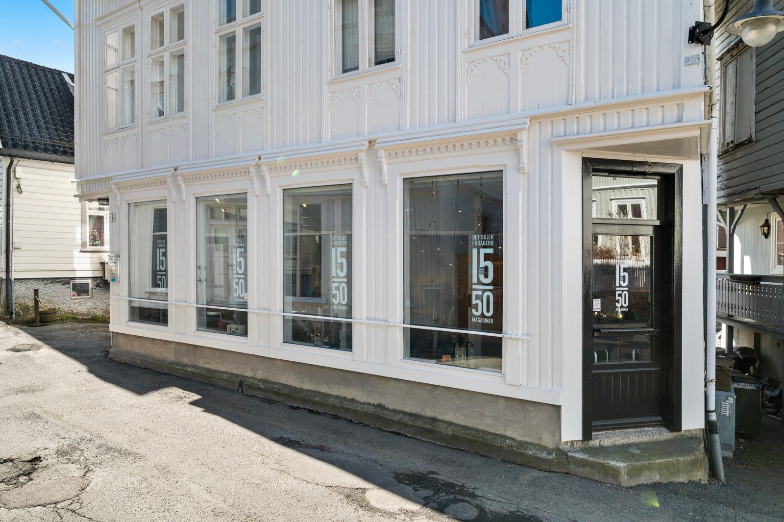 Butikklokalet har store utstillingsvinduer mot gaten - her er mulighetene mange. Galleribilde