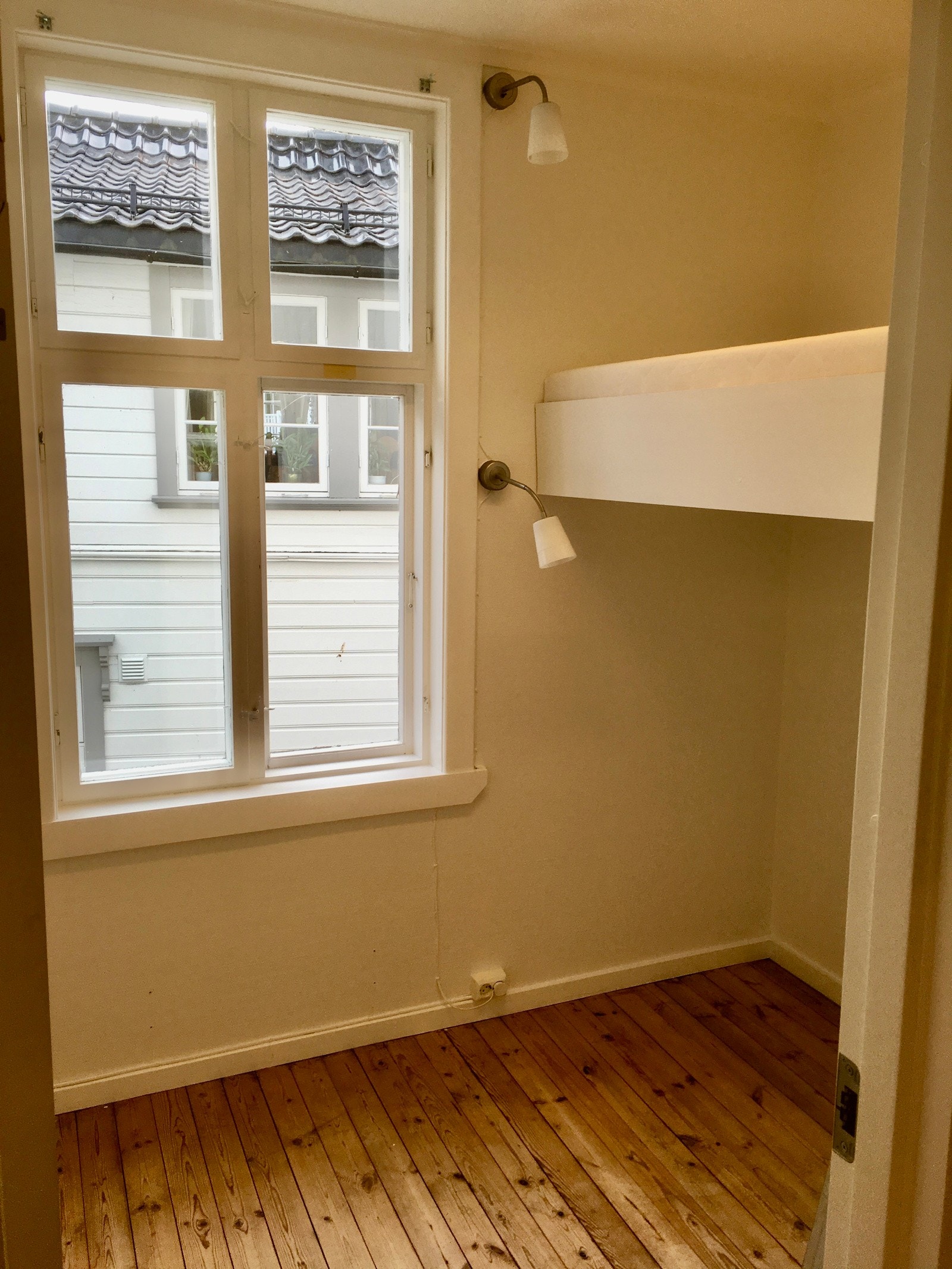 Leiligheten i andre etasje byr på to soverom, hvor det ene er innredet med en plassbygget seng oppført i høyden. Galleribilde