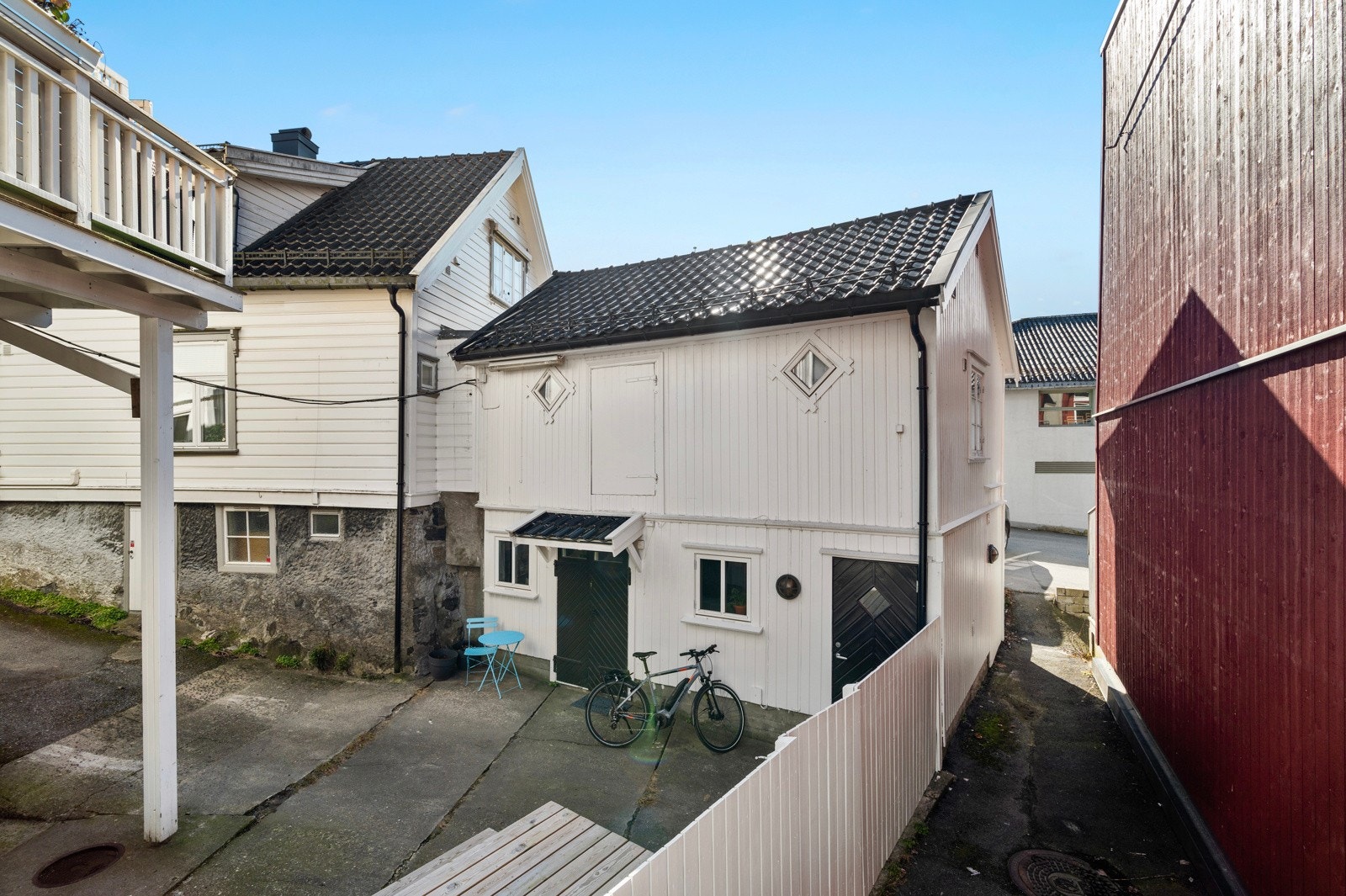 På eiendommen står det et sidebygg med kontor i første etasje og en egen hybel i andre etasje. Galleribilde
